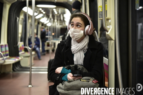 La pandemie du Coronavirus Covid19. Voyageurs masqués dans le métro parisien. The Covid19 Coronavirus pandemic. Masked travelers in the Paris metro.