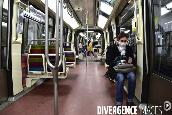 La pandemie du Coronavirus Covid19. Voyageurs masqués dans le métro parisien. The Covid19 Coronavirus pandemic. Masked travelers in the Paris metro.