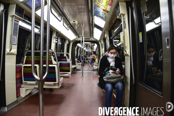 La pandemie du Coronavirus Covid19. Voyageurs masqués dans le métro parisien. The Covid19 Coronavirus pandemic. Masked travelers in the Paris metro.