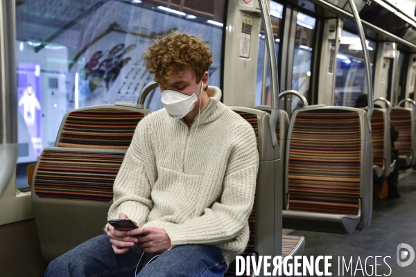 La pandemie du Coronavirus Covid19. Voyageurs masqués dans le métro parisien. The Covid19 Coronavirus pandemic. Masked travelers in the Paris metro.