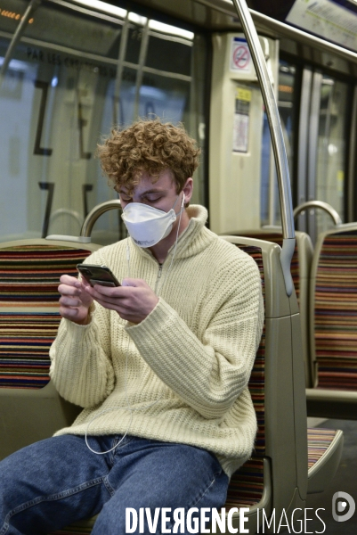 La pandemie du Coronavirus Covid19. Voyageurs masqués dans le métro parisien. The Covid19 Coronavirus pandemic. Masked travelers in the Paris metro.