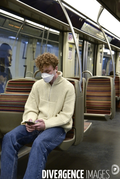 La pandemie du Coronavirus Covid19. Voyageurs masqués dans le métro parisien. The Covid19 Coronavirus pandemic. Masked travelers in the Paris metro.