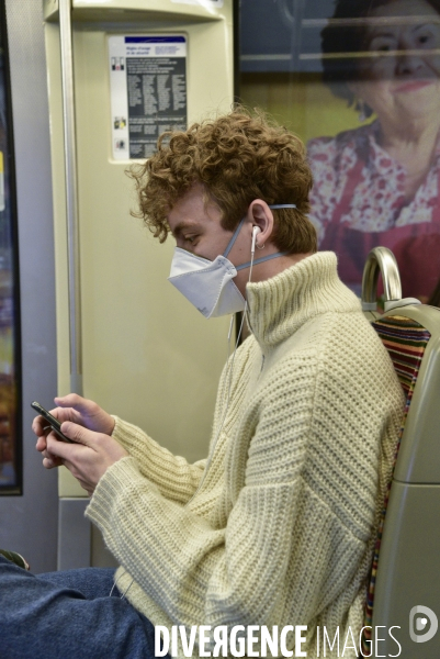 La pandemie du Coronavirus Covid19. Voyageurs masqués dans le métro parisien. The Covid19 Coronavirus pandemic. Masked travelers in the Paris metro.