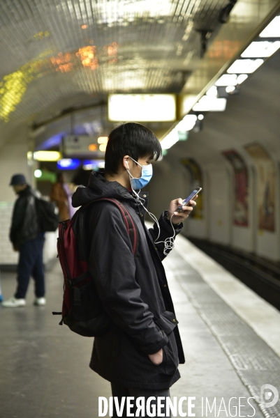 La pandemie du Coronavirus Covid19. Voyageurs masqués dans le métro parisien. The Covid19 Coronavirus pandemic. Masked travelers in the Paris metro.