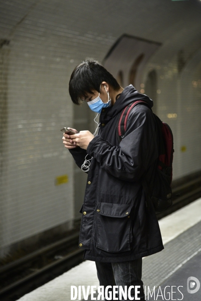 La pandemie du Coronavirus Covid19. Voyageurs masqués dans le métro parisien. The Covid19 Coronavirus pandemic. Masked travelers in the Paris metro.