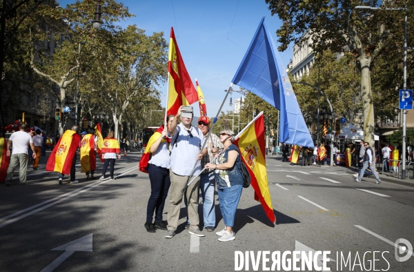 Manifestation au centre de barcelone des anti-ind¢pendantistes favorables à l unit¢ de l ¢tat espagnol.