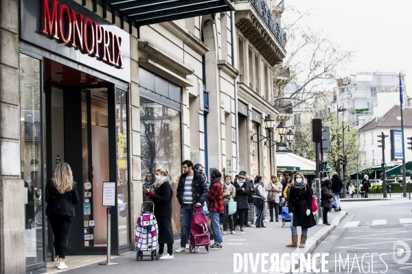 Les files d attente s allongent devant les commerces parisiens.