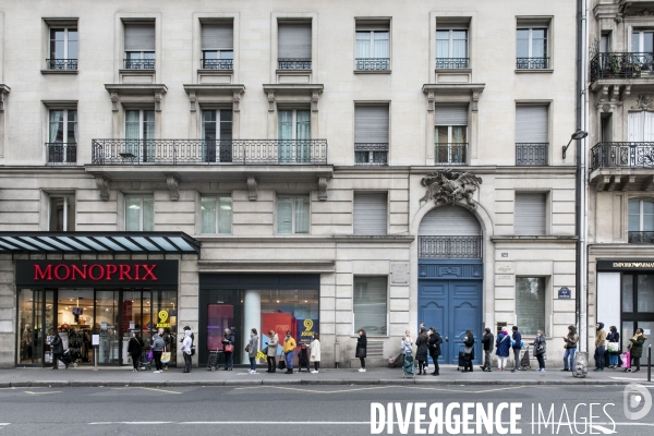 Les files d attente s allongent devant les commerces parisiens.