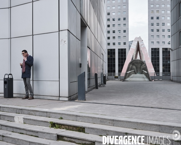 Paris à l heure du Coronavirus,  La Défense, opération Sentinelle