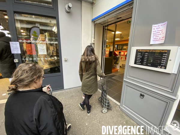 Files d attente devant les magasins parisiens