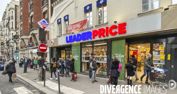 Files d attente devant les magasins parisiens