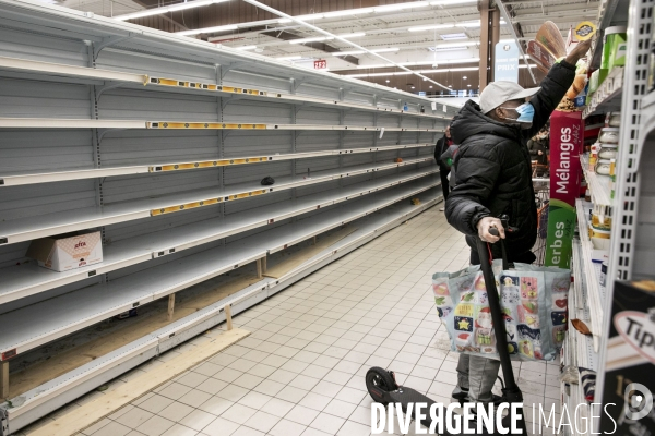 Dernières courses au supermarché avant un probable confinement total.