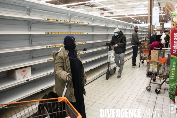 Dernières courses au supermarché avant un probable confinement total.