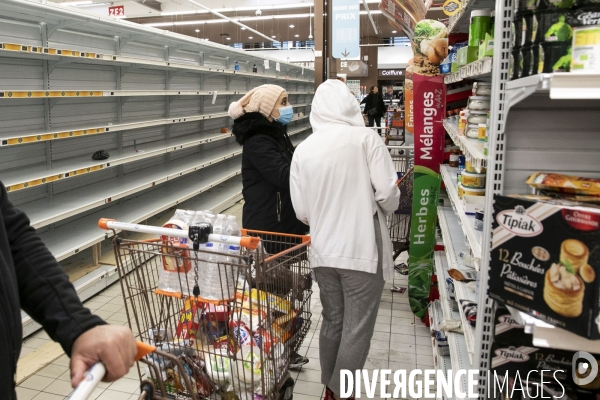 Dernières courses au supermarché avant un probable confinement total.