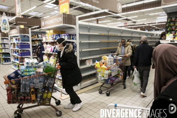 Dernières courses au supermarché avant un probable confinement total.