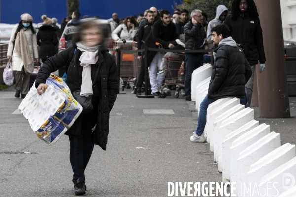 Dernières courses au supermarché avant un probable confinement total.