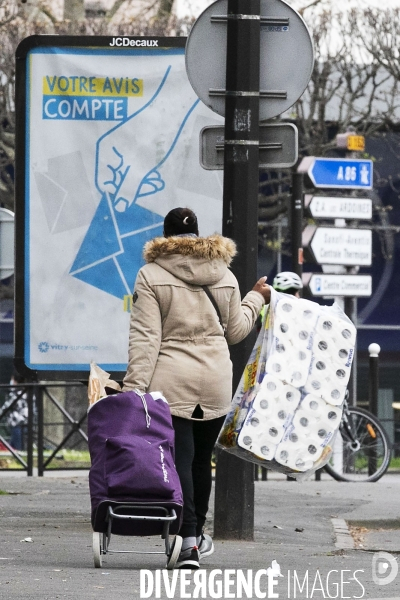 Dernières courses au supermarché avant un probable confinement total.