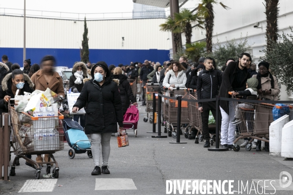 Dernières courses au supermarché avant un probable confinement total.