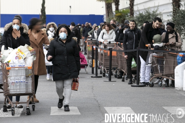 Dernières courses au supermarché avant un probable confinement total.