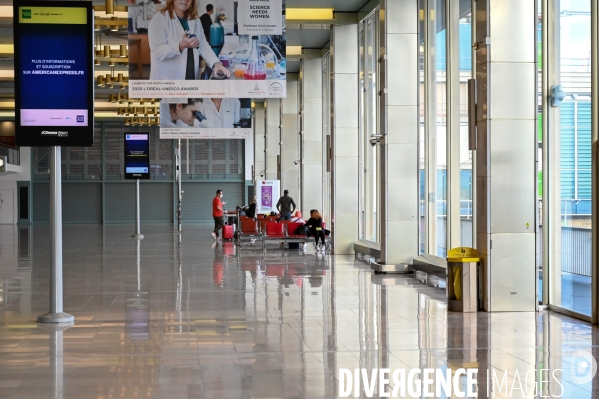 Aéroport d Orly. Troisième jour de confinement.