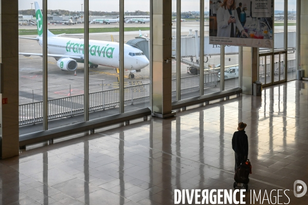 Aéroport d Orly. Troisième jour de confinement.