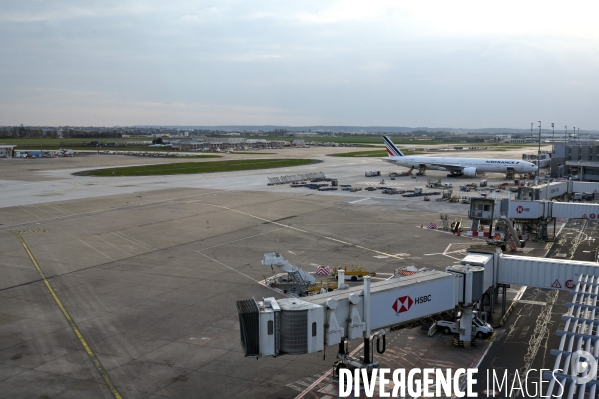 Aéroport d Orly. Troisième jour de confinement.