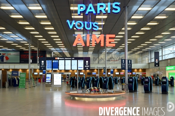 Aéroport d Orly. Troisième jour de confinement.