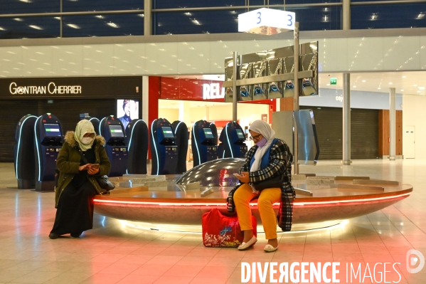 Aéroport d Orly. Troisième jour de confinement.