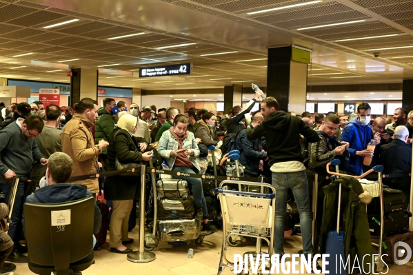 Aéroport d Orly. Troisième jour de confinement.