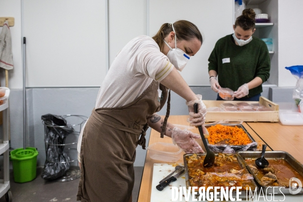 L association Magdalena distribue des repas à Grenoble pendant la période de confinement