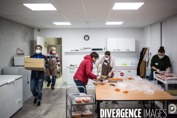 L association Magdalena distribue des repas à Grenoble pendant la période de confinement