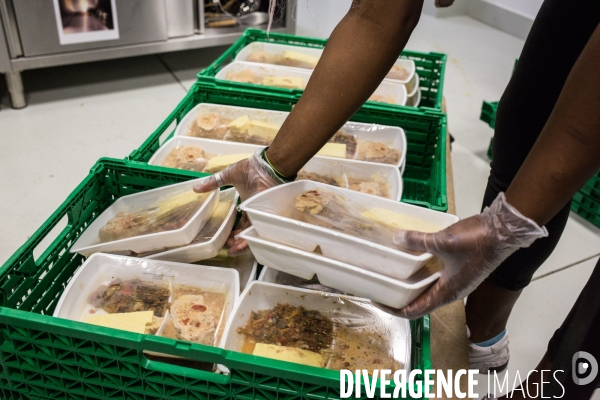 L association Magdalena distribue des repas à Grenoble pendant la période de confinement