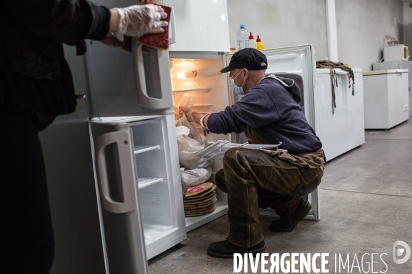 L association Magdalena distribue des repas à Grenoble pendant la période de confinement