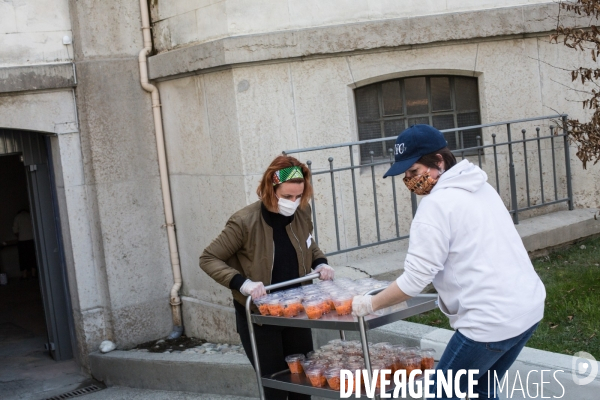 L association Magdalena distribue des repas à Grenoble pendant la période de confinement