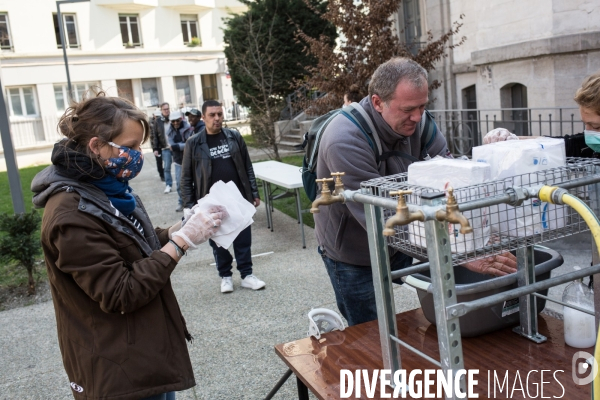 L association Magdalena distribue des repas à Grenoble pendant la période de confinement