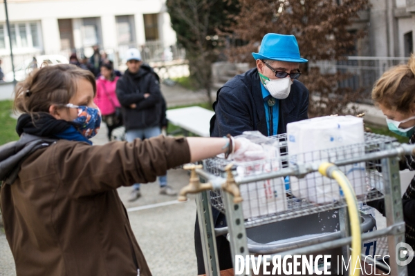 L association Magdalena distribue des repas à Grenoble pendant la période de confinement