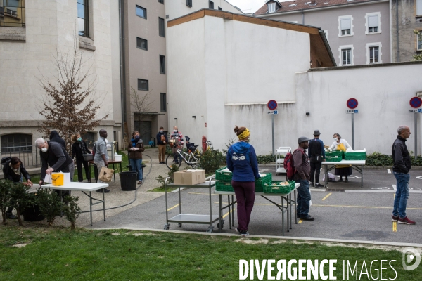 L association Magdalena distribue des repas à Grenoble pendant la période de confinement