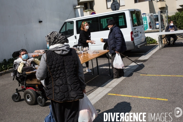 L association Magdalena distribue des repas à Grenoble pendant la période de confinement