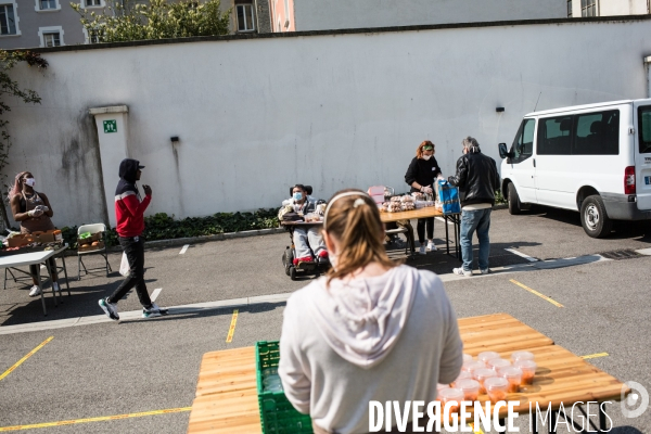 L association Magdalena distribue des repas à Grenoble pendant la période de confinement