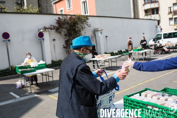 L association Magdalena distribue des repas à Grenoble pendant la période de confinement