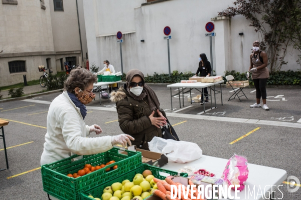 L association Magdalena distribue des repas à Grenoble pendant la période de confinement