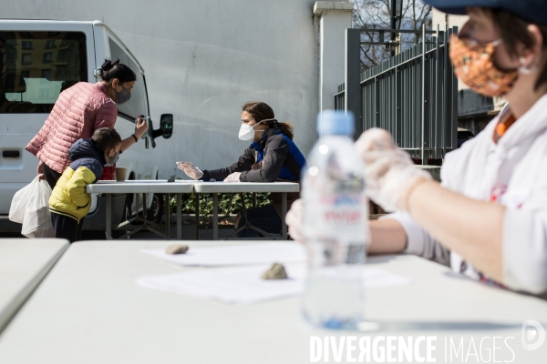 L association Magdalena distribue des repas à Grenoble pendant la période de confinement