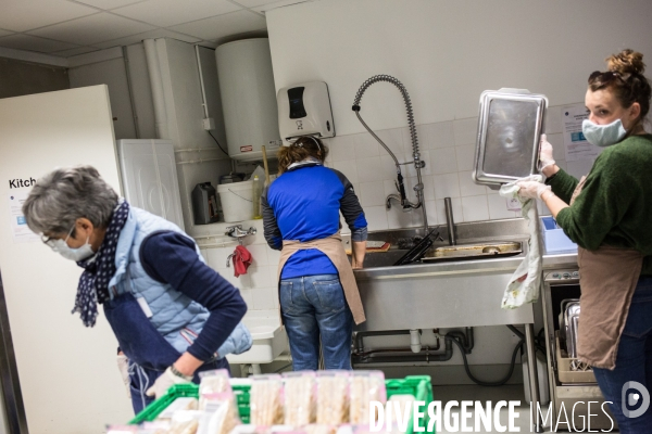 L association Magdalena distribue des repas à Grenoble pendant la période de confinement