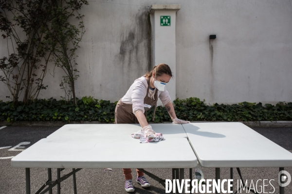 L association Magdalena distribue des repas à Grenoble pendant la période de confinement