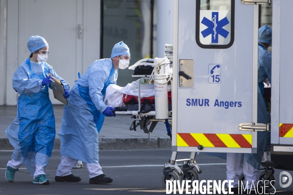 Arrivée des malades du Covid-19 par TGV sanitaire à Angers.