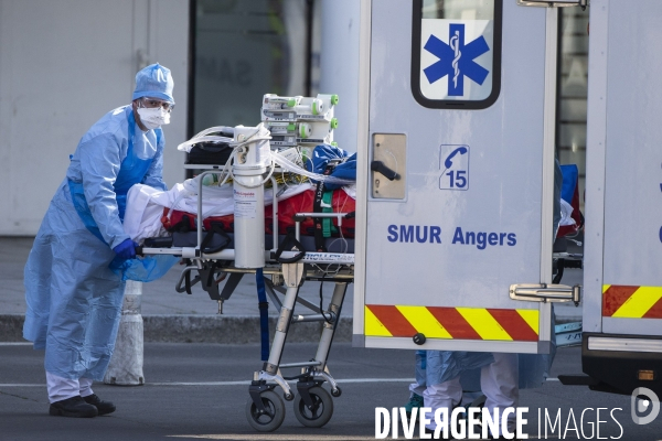 Arrivée des malades du Covid-19 par TGV sanitaire à Angers.