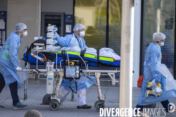 Arrivée des malades du Covid-19 par TGV sanitaire à Angers.