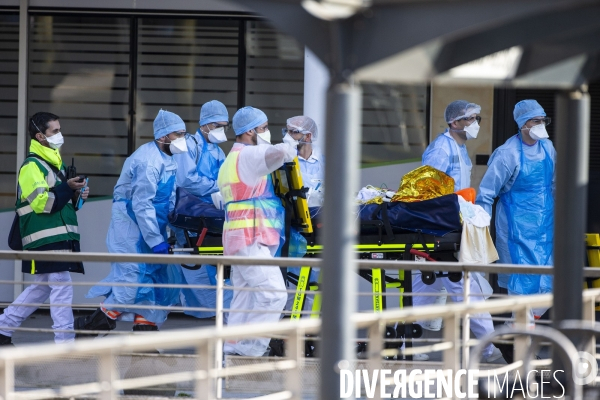 Arrivée des malades du Covid-19 par TGV sanitaire à Angers.