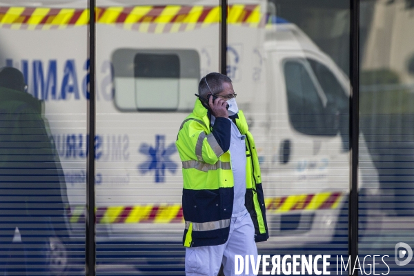 Arrivée des malades du Covid-19 par TGV sanitaire à Angers.