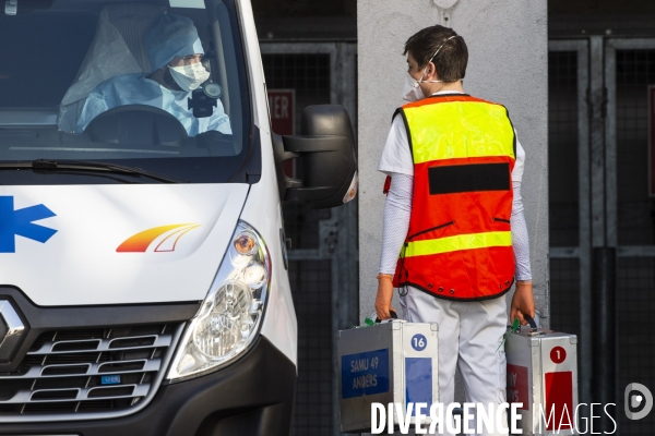 Arrivée des malades du Covid-19 par TGV sanitaire à Angers.